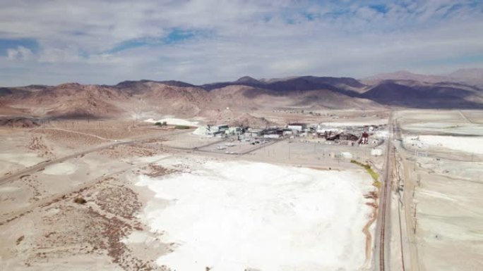 沙漠中干燥的湖床上的化工厂