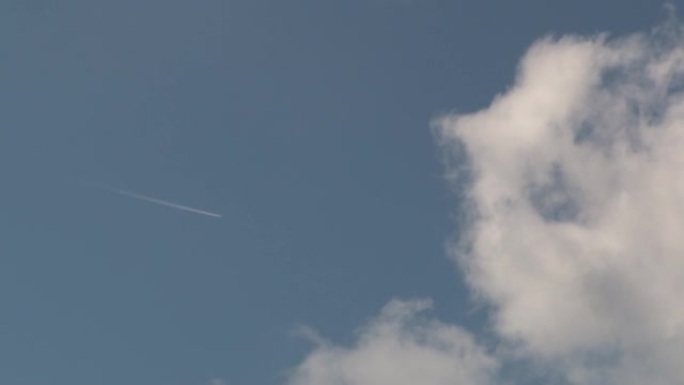 喷气式客机进入春季蓬松的云层