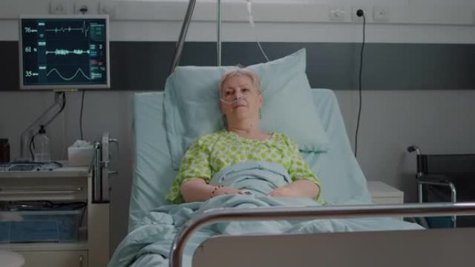 老年患者躺在医院病床的肖像