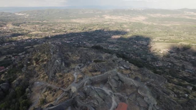 空中回撤揭示了山顶上孟山都中世纪城堡的石头风景