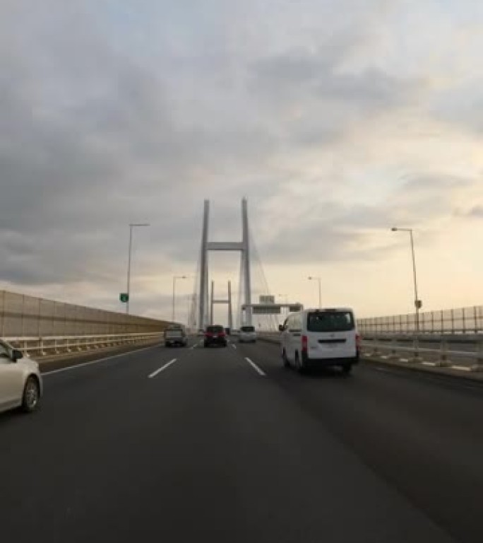 黄昏时在城市高速公路上行驶。在高速公路上驾驶汽车/高速