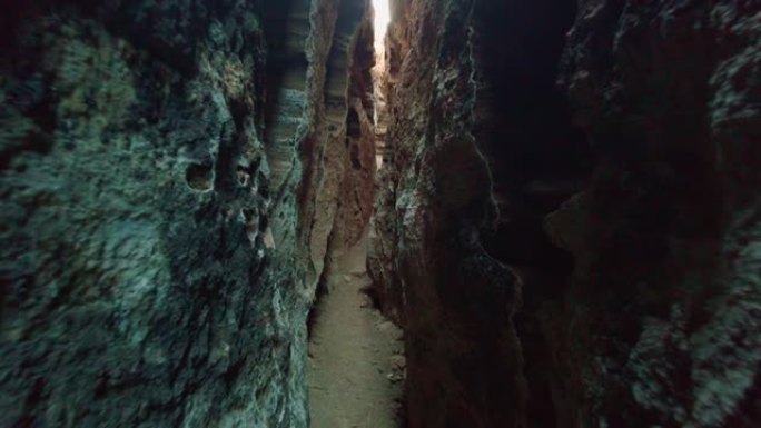 穿过岩壁洞穴的狭窄道路