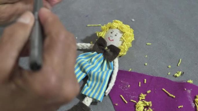 工匠女士在家手工制作布娃娃