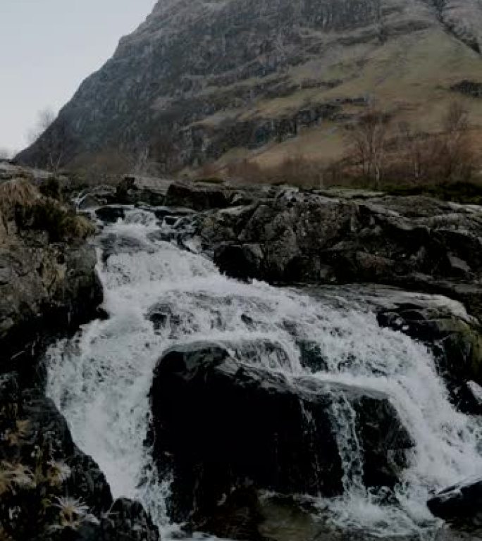 苏格兰高地的山腰瀑布流下