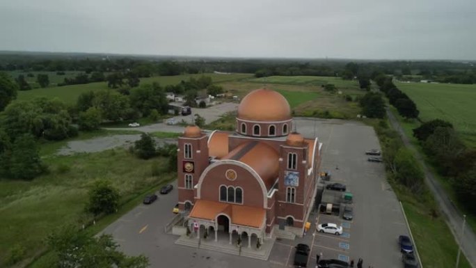 加拿大万锦市圣潘特莱蒙希腊东正教教堂的鸟瞰图。