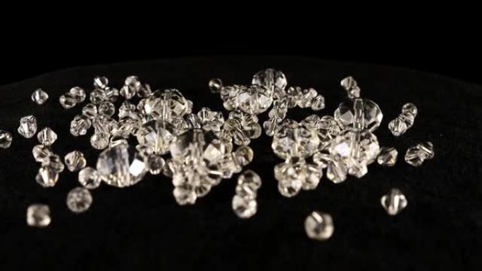黑色天鹅绒上透明白色珠宝水晶和水钻。