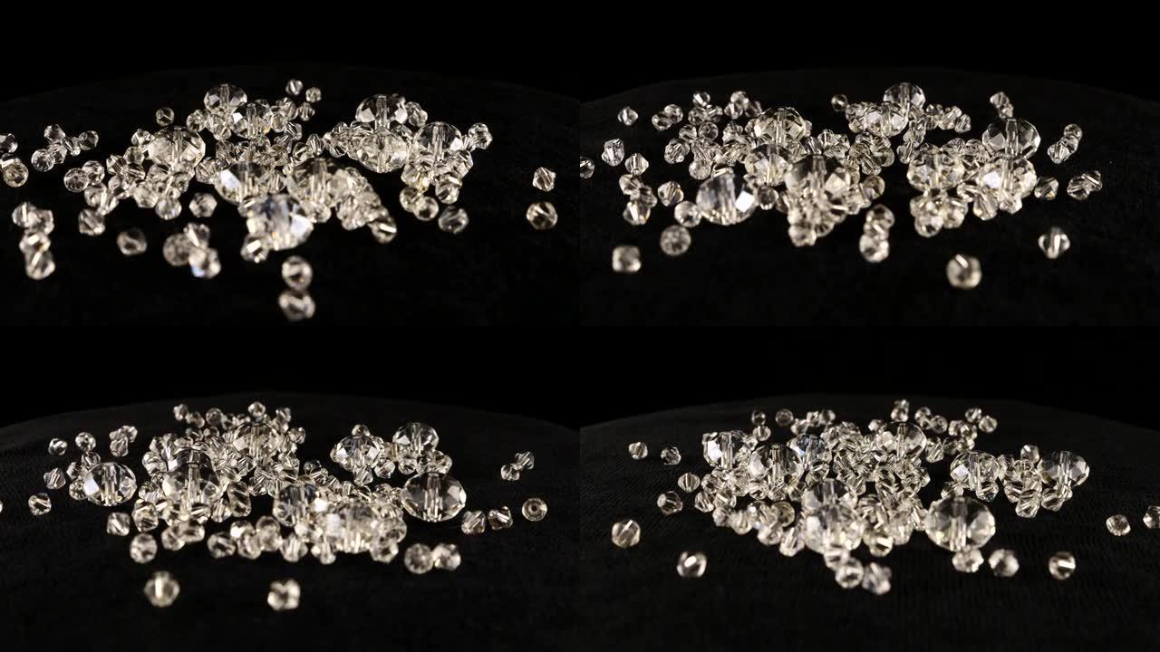 黑色天鹅绒上透明白色珠宝水晶和水钻。