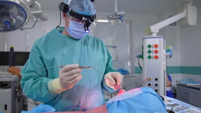 现代临床中的鼻外科。专业医生在全身麻醉下对患者进行手术。用医疗设备进行外科手术。