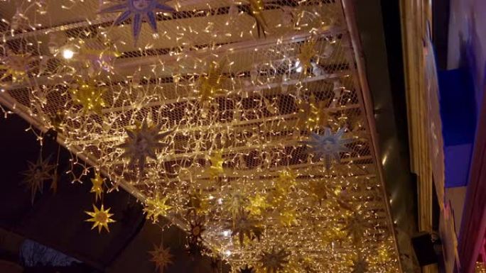 圣诞节期间，法国巴黎老佛爷百货商店外的发光天花板