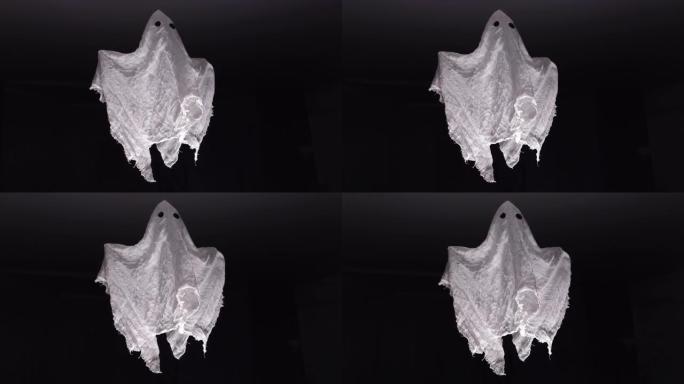 天花板下夜间漂浮的织物制成的白色幽灵特写