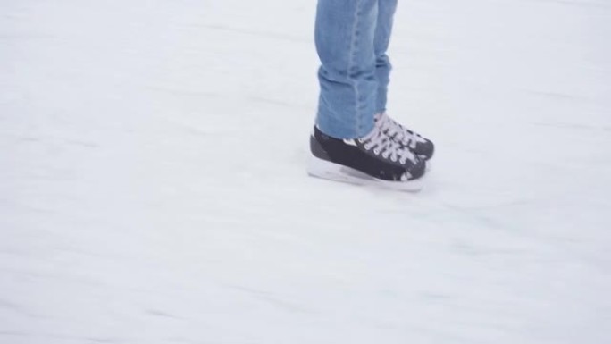 黑色溜冰鞋的特写镜头。滑冰。溜冰场。在冰雪上滚动。圣诞节假期。冬季运动。寒冷的季节。健康的生活方式。