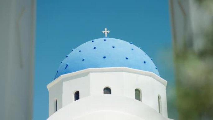 希腊圣托里尼岛上的蓝色圆顶教堂