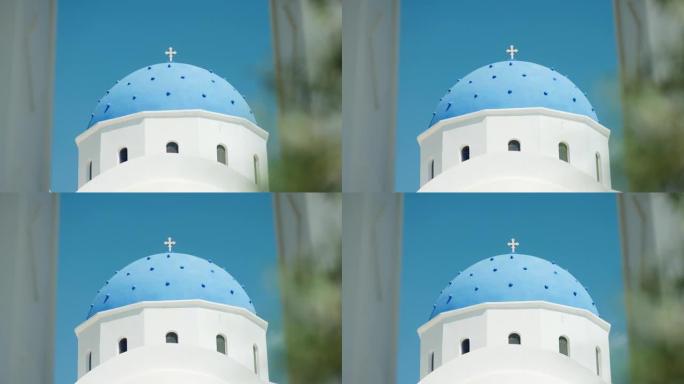 希腊圣托里尼岛上的蓝色圆顶教堂