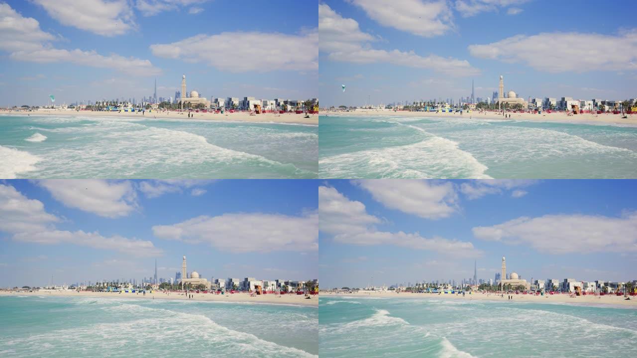 海浪到达迪拜的海滩