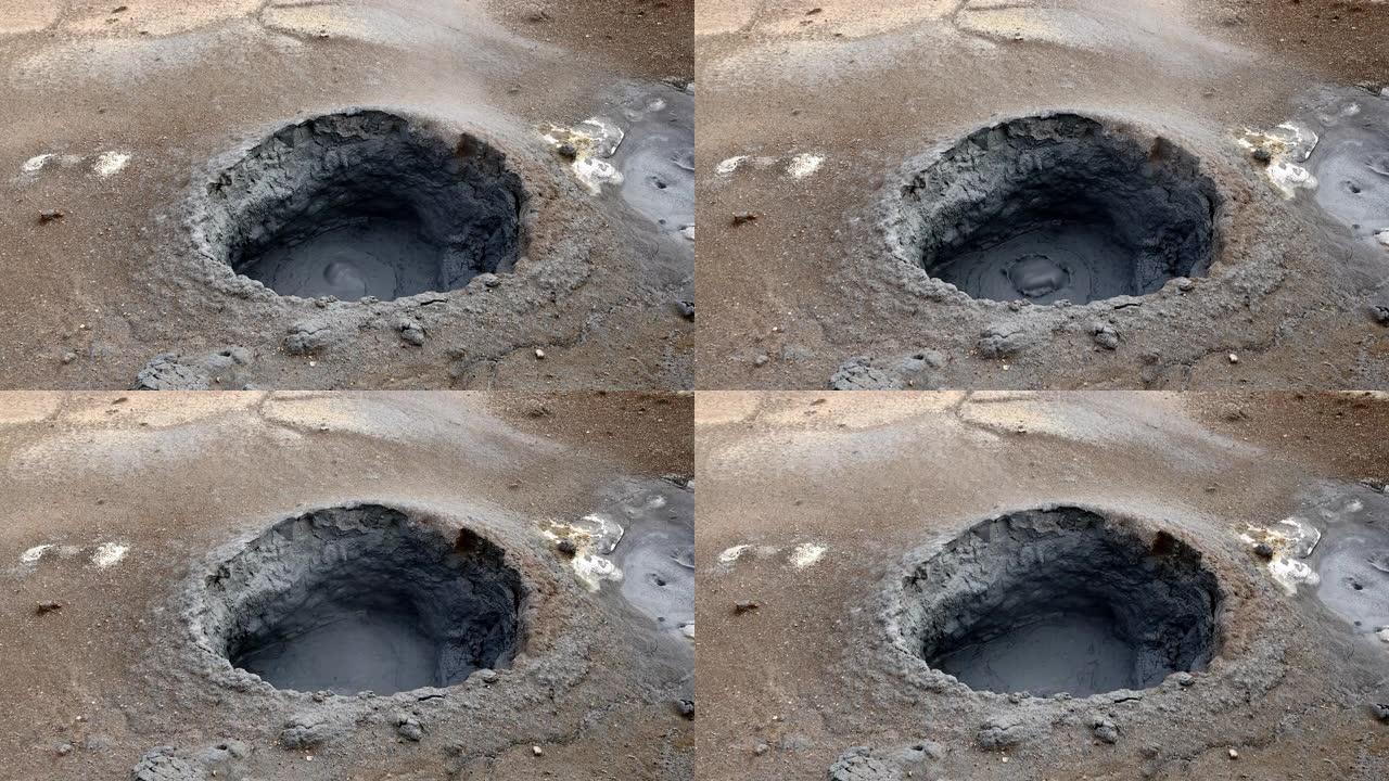 泥坑，或泥池，是一种酸性温泉，或喷气孔，有有限的水。冰岛的Hverir地热区