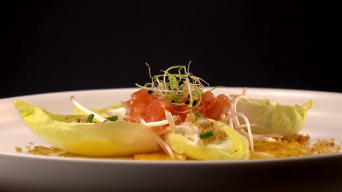 三文鱼沙拉的配方，新鲜奶油的菊苣，细香葱，黄色的甜菜根和韭菜芽，白香醋酱