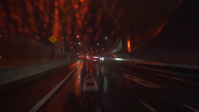 雨夜在高速公路上开车。挡风玻璃上的水滴