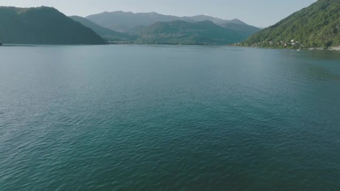 夏季晴天，高山湖被群山环绕