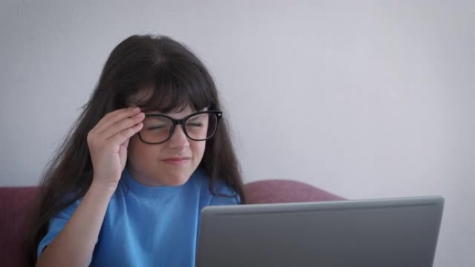 笔记本电脑视力不好的孩子。