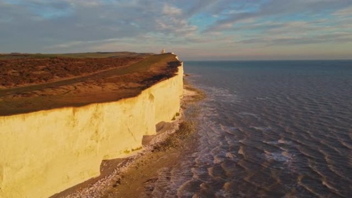 英国东萨塞克斯郡日落时的海景和七姐妹悬崖鸟瞰图