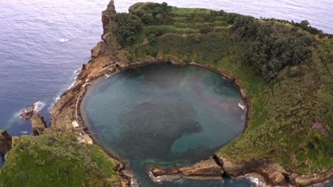 亚速尔群岛维拉弗兰卡·多坎波岛火山口泻湖，空中变焦。