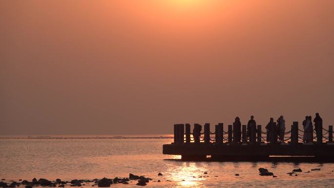 夕阳大海，休闲的人们