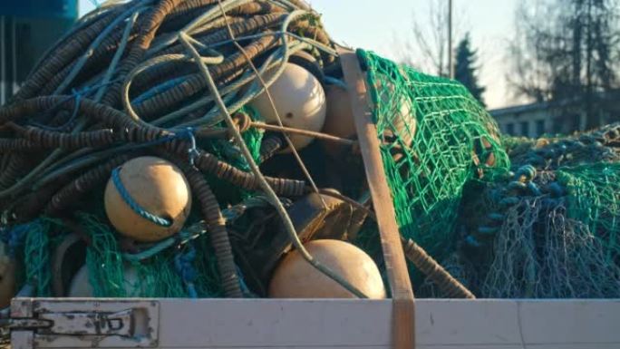 一堆缠结的专业尼龙渔网，带有浮标和标记
