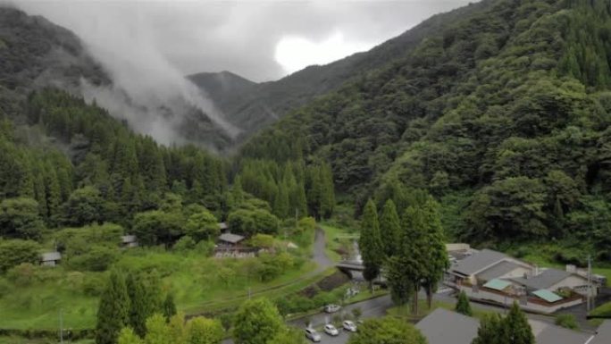 靠近日本阿尔卑斯山的小镇上的航拍镜头