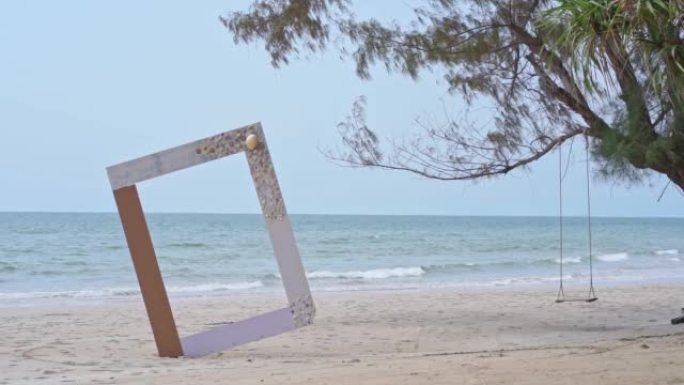 白色相框，带有沙子，海洋和树木背景，用于视频的广告复制空间，在夏季海滩场景背景上。