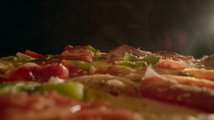 美味热气腾腾的深盘披萨广角微距拍摄
