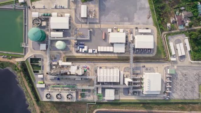 变电站厂的鸟瞰图，带罐库和发电厂废水池的高压电力