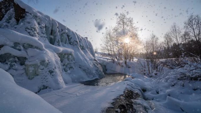 美丽的降雪和冬季景观，冬天太阳穿过一棵树的运动，冰冻的瀑布，4k，时间流逝