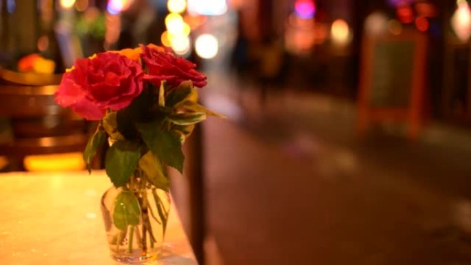 巴黎拉丁区街头餐厅餐桌上的鲜花在夜灯下