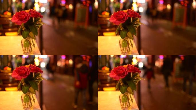 巴黎拉丁区街头餐厅餐桌上的鲜花在夜灯下