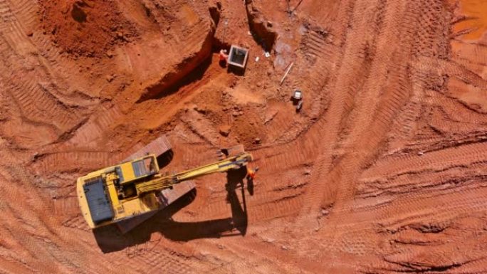 挖掘机在挖土机挖地，用于在土方工程的施工现场铺设混凝土管