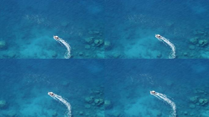 旅游游船在蓝色海水中跳岛旅行。顶视图
