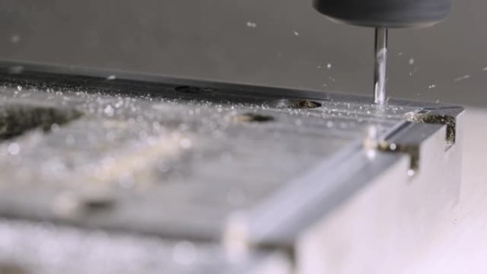 自动数控车削铣床在工厂用刨花切割金属工件。金属加工，制造概念。金属工件由电机加工。慢动作。特写