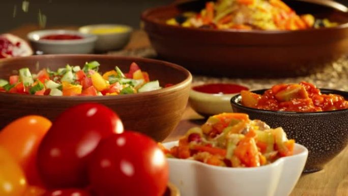 摩洛哥菜。Tajine，由羊肉和茄子制成的传统菜肴，蔬菜沙拉。中东文化。蒸粗麦粉配羊肉特写，美味米饭