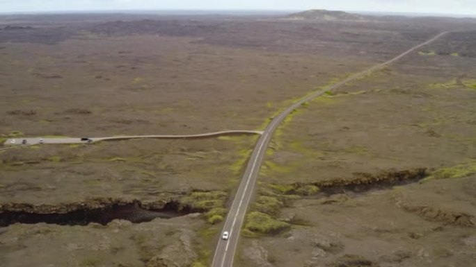 冰岛高速公路穿过熔岩场