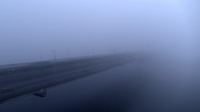 雾城交通中的桥梁鸟瞰图