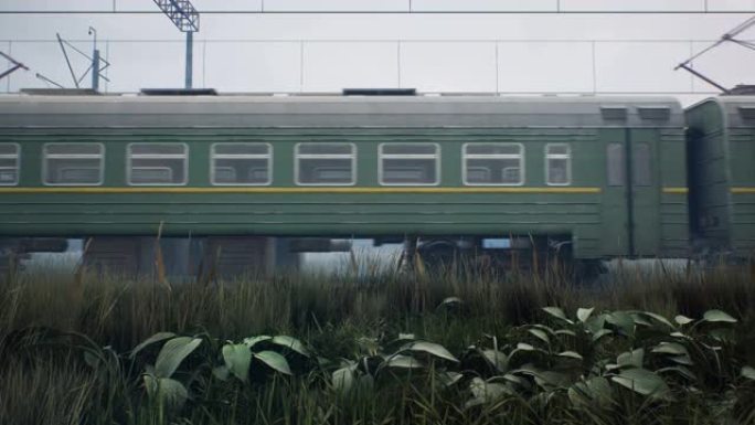 后世界末日世界中的一列孤独的火车穿越一个荒芜的地区。后启示录和废弃城镇的概念。循环动画非常适合世界末