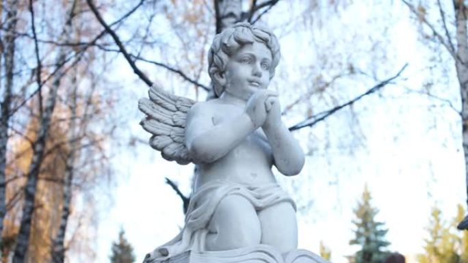 白色的儿童天使雕像特写