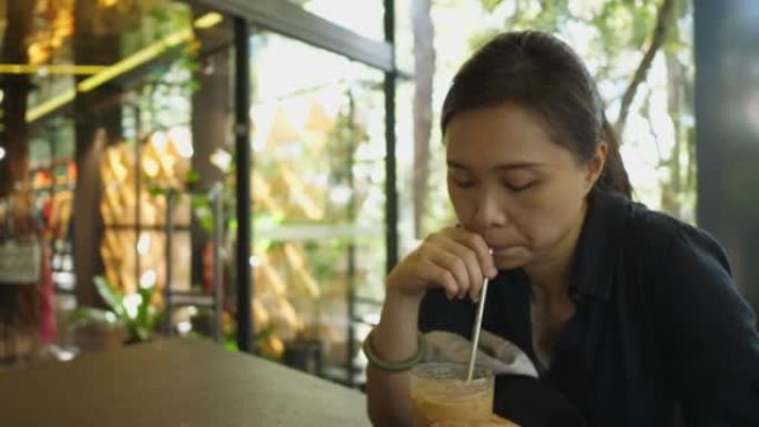 亚洲女人喝咖啡放松