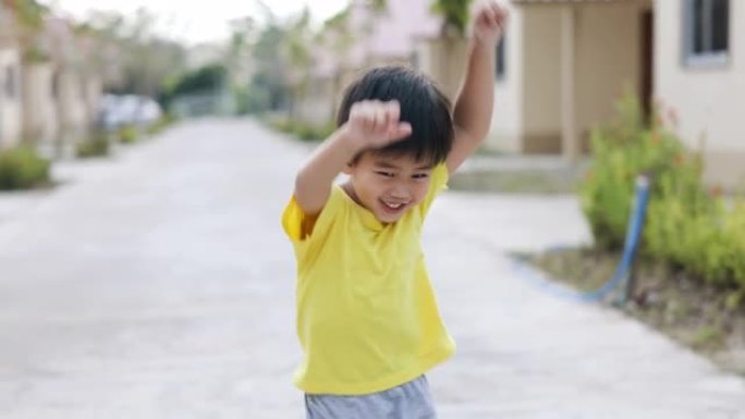 小男孩在户外玩耍。