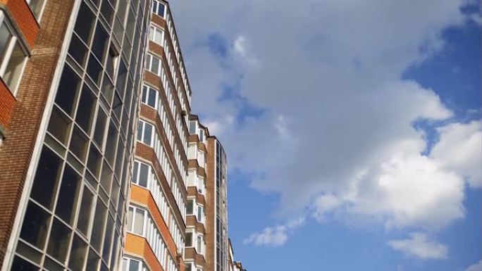 现代公寓的新街区，背景是阳台和蓝天