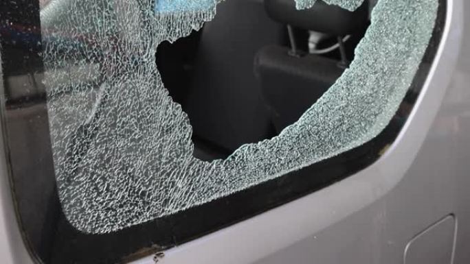 破损的汽车侧窗