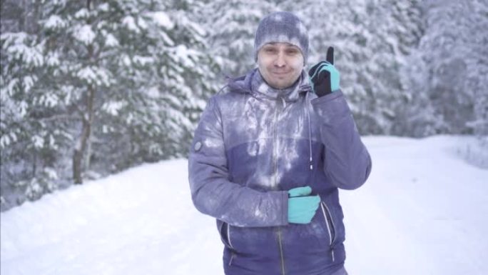 冰雪背景上的冰冻人，沉思着，找到了你问题的答案