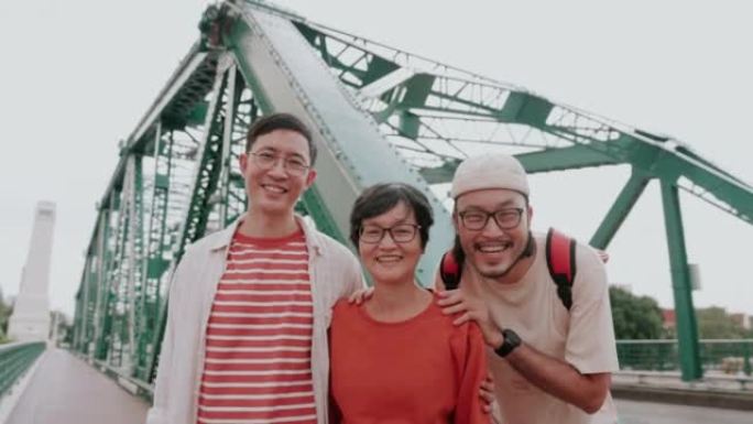 亚洲家庭肖像，退休母亲和她的两个成年儿子在曼谷市周末旅行。
