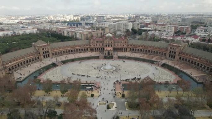 西班牙广场或西班牙塞维利亚的西班牙广场和玛丽亚路易莎公园。空中向后