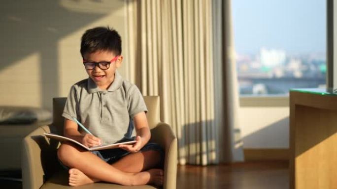 亚洲孩子在摩天大楼学习和在线学习。新常态的概念研究与检疫